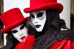 Duas pessoas com máscaras