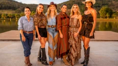 Integrantes do elenco de As Poderosas do Cerrado posam para foto em frente a lago