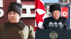 Uma imagem composta mostra uma fotografia do presidente Kim Il Sung, usando um chapéu preto de pele e uma jaqueta verde com gola de pele, ao lado de uma de Kim Jong Un, com um chapéu combinando e uma jaqueta de couro preta, em pé em um pódio com microfones, em frente a bandeiras norte-coreanas.