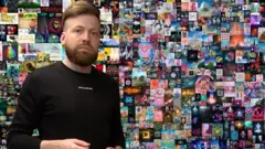 Корреспондент Би-би-си на фоне работы Beeple