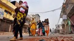 ஷிவ் நகரிலிருந்து வெளியேறு மக்கள்