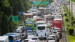 Sejumlah kendaraan terjebak macet di Jalan Tol Tangerang - Merak KM 94, Cilegon, Banten, Minggu (7/4/2024). 