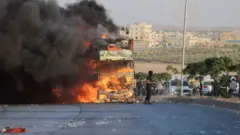 حرق شاحنة في مواجهات سوريين وأتراك