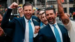 Os cofundadores da World Liberty Financial, Donald Trump Jr. (à direita) e Eric Trump, em frente ao prédio da Nasdaq, no ano passado