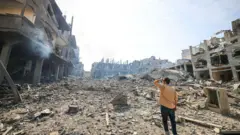 آثار دمار هائل في قطاع غزة.