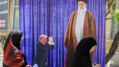 Граффити с коленопреклоненным Трампом и аятоллой Хаменеи