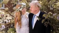 Boris Johnson y Carrie Symonds en el jardín del número 10 de Downing Street después de su boda.