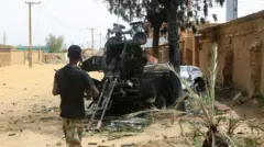 جندي من الجيش السوداني يسير باتجاه مدفع مثبت على شاحنة تركته قوات الدعم السريع شبه العسكرية في مدينة صالحة، جنوب أم درمان، بعد يوم من استعادته من قوات الدعم السريع، في 21 مايو/أيار 2025. وكان الجيش السوداني قد أعلن في 20 مايو/أيار أنه طرد الفصائل شبه العسكرية المنافسة من آخر مواقعها في أم درمان، إحدى ضواحي العاصمة السودانية، ليضمن بذلك سيطرته على ولاية الخرطوم بأكملها بعد نحو شهرين من استعادة مركز العاصمة.