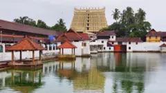 பத்மநாபசாமி கோயிலை நிர்வாகிக்க திருவனத்தபுரம் அரச குடும்பத்திற்கு உரிமை உண்டு - உச்ச நீதிமன்றம்