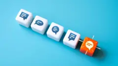 Ilustração de cinco botões de teclado lado a lado, quatro deles brancos com o último laranja, à direita