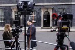Membros da mídia relatam do lado de fora da 10 Downing Street, em Londres, Reino Unido