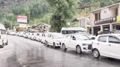 हिमाचल प्रदेश में कारों की लंबी कतार