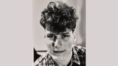 كير ستارمر في مرحلة مبكرة من عمره بقصة شعر شبابية ووجه يافع وصورة بالأبيض والأسود