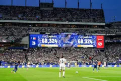Irak Fransa maçını kale arkası görüntüsü. Görüntünün en üstünde scoreboard yer alıyor.