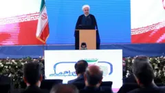 ইরানের প্রেসিডেন্ট হাসান রুহানি ২৭শে অগাস্ট ২০১৯ তেহরানে এক বৈঠকে ভাষণ দিচ্ছেন