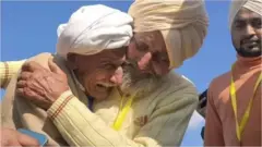 मोहम्मद सिद्दीक आणि मोहम्मद हबीब यांची गळाभेट