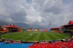 भारत-पाकिस्तानमधील वाढत्या तणावामुळे इंडियन प्रीमियर लीगचे (IPL) सामने अनिश्चित काळासाठी स्थगित करण्यात आले आहेत. 