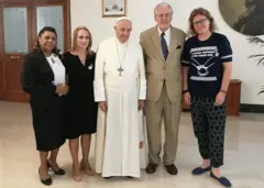 Da esquerda para a direita: Marinete Silva, Carol Proner, papa Francisco, Paulo Sérgio Pinheiro e Cibele Kuss