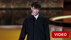 காணொளி: 15 வயதில் எம்மி விருது - சாதனை படைத்த நடிகர்