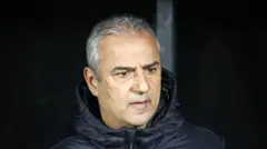 Siyah montlu beyaz saçlı bir adam