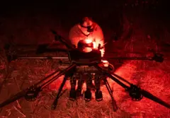 Український військовий готує дрон Vampire до польоту на позиції російських військ неподалік лінії фронту на Донеччині