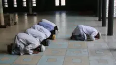 মসজিদে নামাজ পড়ছেন কিছু মুসল্লি