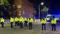 রোববার রাতে পুলিশ লেস্টারের এই রাস্তাটি বন্ধ করে দেয়।