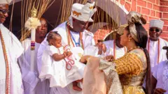 Aworan Ọọni ati awọn ibeji rẹ.