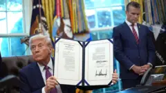 Дональд Трамп вместе с министром обороны (войны) Питом Хегсетом во время пресс-конференции в Овальном кабинете 5 сентября 
