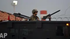 Membro da Força Aérea Paraguaia em Luque, no Paraguai, no dia 21 de maio de 2025