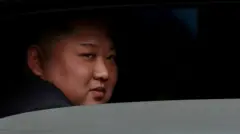 차에 올라타 미소 짓고 있는 김정은 북한 국무위원장