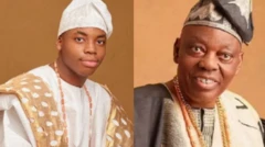 Raheem Okoya ní apá òsì wọ agbádá funfun tí wọ́n fi àwọ̀ wúrà ṣe iṣẹ́ sí lára, wọ ilẹ̀kẹ̀ sọ́rùn, tí Rasaq Okoya sì wà ní apá ọ̀tún pẹ̀lú agbádá