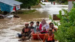 Tim SAR gabungan mengevakuasi warga terdampak banjir di Kecamatan Suli, Kabupaten Luwu, Sulawesi Selatan, Jumat (3/5/2024). 