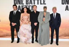 Benicio del Toro, Chase Infiniti, Leonardo DiCaprio, Teyana Taylor e Sean Penn em pé no lançamento do filme
