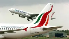 මෑත කාලීනව වැඩි වශයෙන් ශ්‍රී ලන්කන් ගුවන් සේවය පිළිබඳව කතාබහක් ඇති වන්නේ එහි ප්‍රතිව්‍යුහගත කිරීම පිළිබඳව නොව එම ගුවන් සේවයේ දිගින් දිගටම ඇති වන ගුවන් ගමන් ප්‍රමාද වීම සහ අවලංගු කිරීම් පිළිබඳවය.