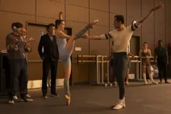 Casal pratica balé em cena de "Étoile: A Dança das Estrelas"