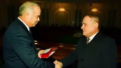 Ўзбекистон президенти марҳум Ислом Каримов ва марҳум Исмоил Жўрабеков