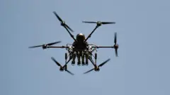 ‘Drone’ yo mu bwoko bwa Vampire ikorwa na Ukraine, itwaye ibisasu byinshi, irimo guhaguruka mu gikorwa cy’igerageza cyo kuyigurutsa cyakozwe n’abasirikare bo mu mutwe w’ingabo (brigade) wa 109 wo mu ngabo za Ukraine, mu gace karinzwe cyane ko mu karere ka Donetsk, ku itariki ya 23 Gicurasi (5) mu 2026, i Donetsk, muri Ukraine.