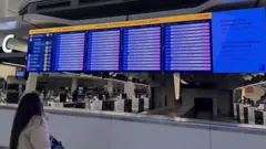 El panel de vuelos de LaGuardia muestra que todos los vuelos de la mañana del lunes fueron cancelados.