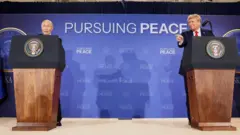 O presidente dos EUA, Donald Trump, e o presidente russo, Vladimir Putin, dão uma entrevista coletiva após a reunião para negociar o fim da guerra na Ucrânia, na Base Conjunta Elmendorf-Richardson, em Anchorage, Alasca.