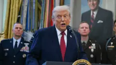 Trump ayaa dacweynaha BBC