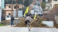 القوات الإسرائيلية تعترض بمركباتها العسكرية طريق مواطنين لبنانيين كانوا يحاولون العبور إلى المناطق الجنوبية