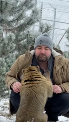 بیزو او څښتن یې ناست دي