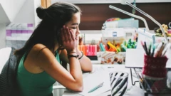 దిగులుగా ఉన్న అమ్మాయి