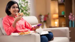 ਟੀਵੀ ਸਾਹਮਣੇ ਬੈਠ ਕੇ ਭੋਜਨ ਖਾਂਦਾ ਪਰਿਵਾਰ