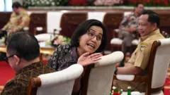 Menteri Keuangan Sri Mulyani (tengah) dan Menteri PANRB Azwar Anas (kiri) dan Mendagri Tito Karnavian menghadiri Sidang Kabinet Paripurna di Istana Negara, Jakarta, Selasa (9/1/2024).