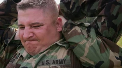 Военнослужащий США с напряженным лицом делает упражнения