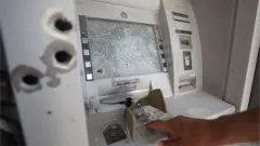 Mesin ATM di Gaza rusak.