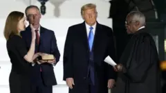 Bà Amy Coney Barrett 48 tuổi tuyên thệ nhậm chức Thẩm phán Tòa án tối cao Mỹ tại Nhà Trắng