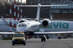 هواپیما حامل دوترنه روی باند فرودگاه